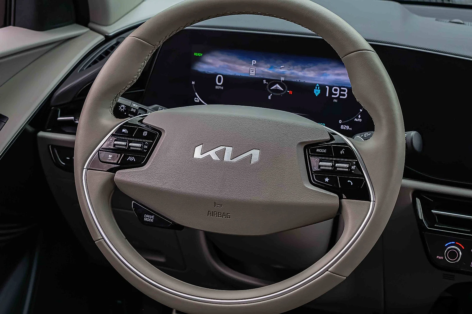 Certified Used 2025 Snow White Pearl Kia Wave image 14