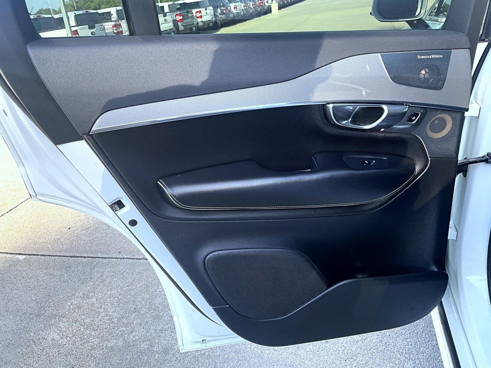 Used 2016 White Volvo T6 R-Design image 23