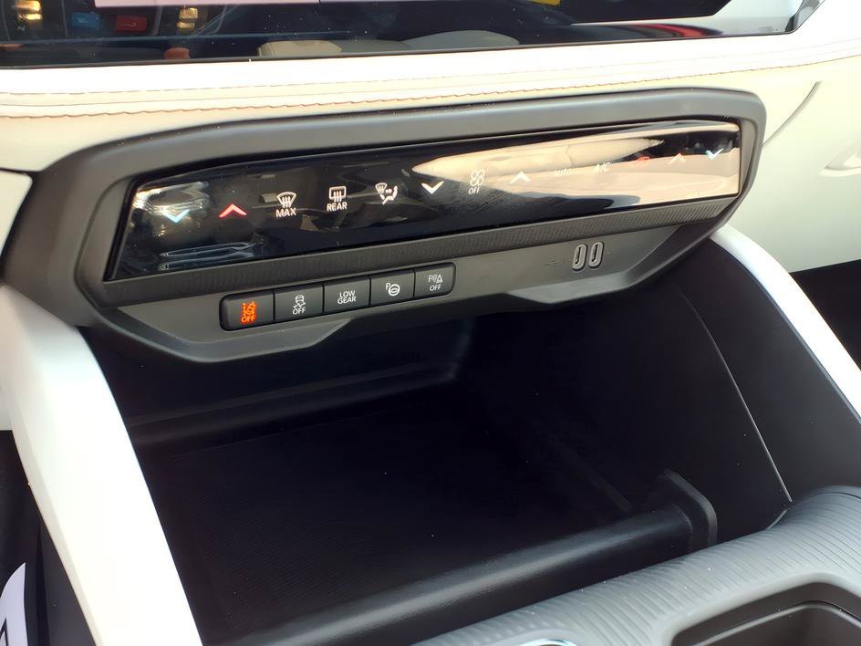 Used 2026 Red Hot Pearlcoat Jeep Overland image 22