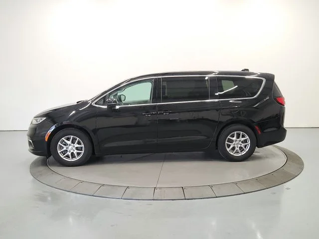 Used 2024 Black Chrysler Touring L image 5