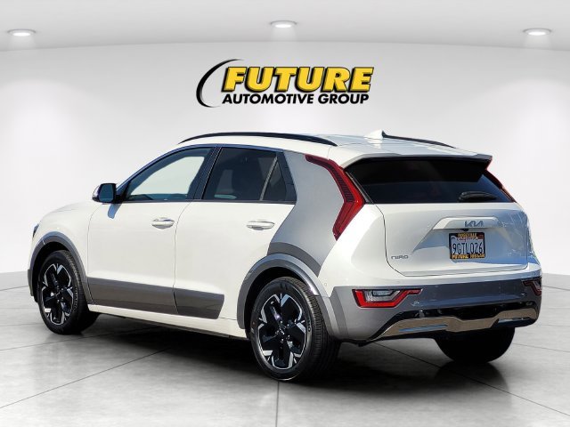 Used 2023 White Kia Wave image 7