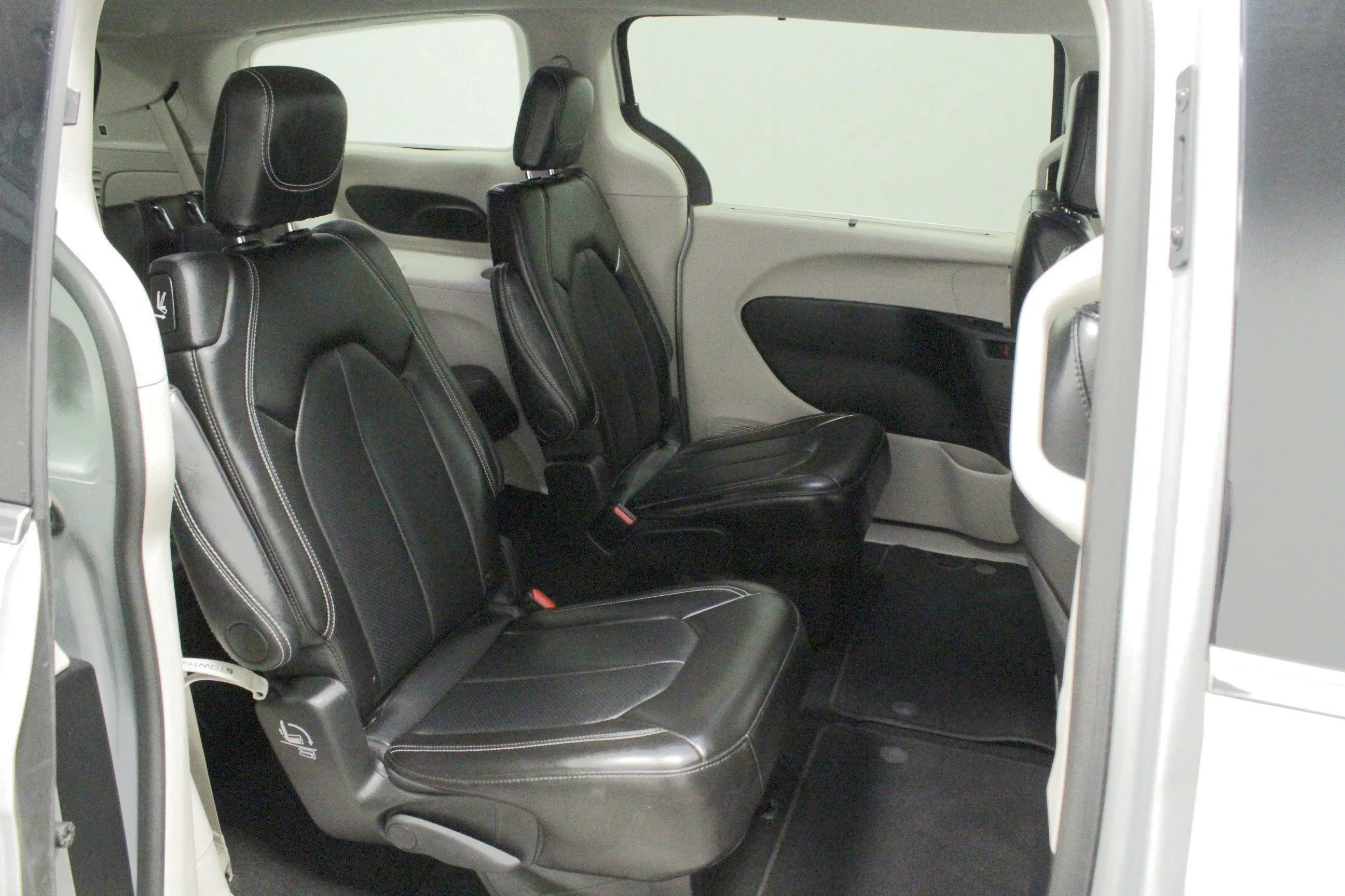 Used 2024 Silver Mist Clearcoat Chrysler Touring L image 15