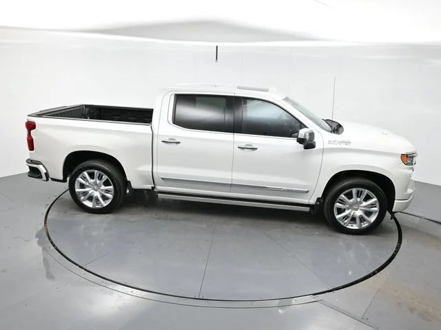 Used 2025 Iridescent Pearl Tricoat Chevrolet High Country image 40