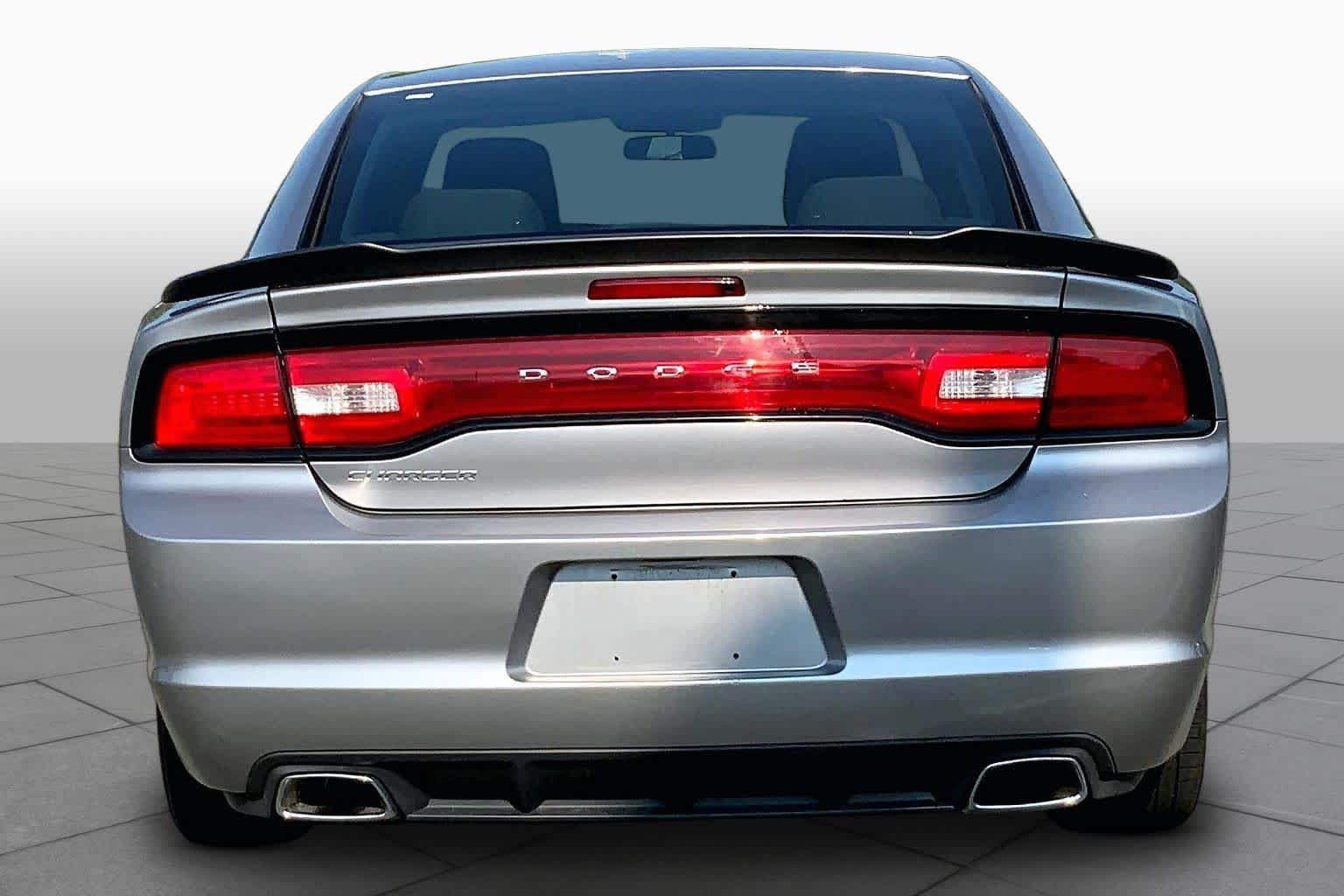 Used 2014 Billet Silver Metallic Clearcoat Dodge SE image 5