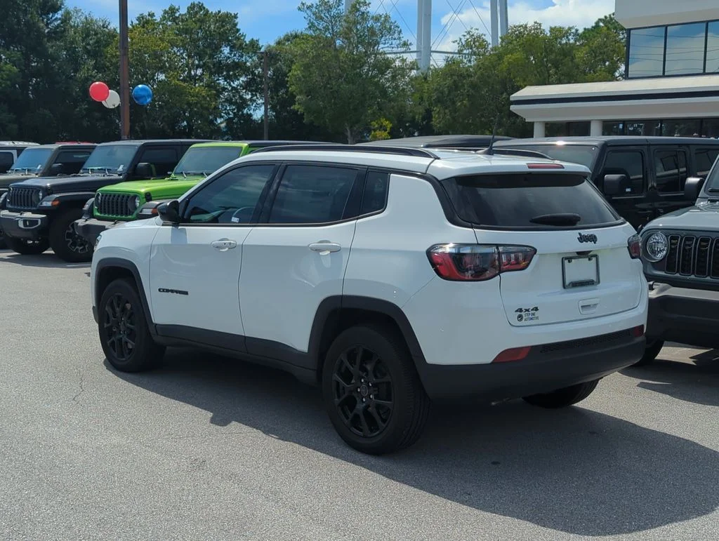New 2026 Bright White Clear-Coat Exterior Paint Jeep Latitude image 5