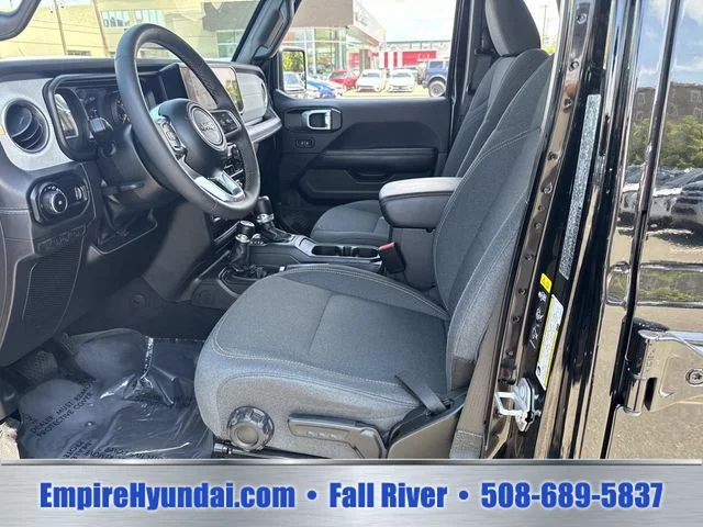 Used 2025 Black Jeep Sahara image 18
