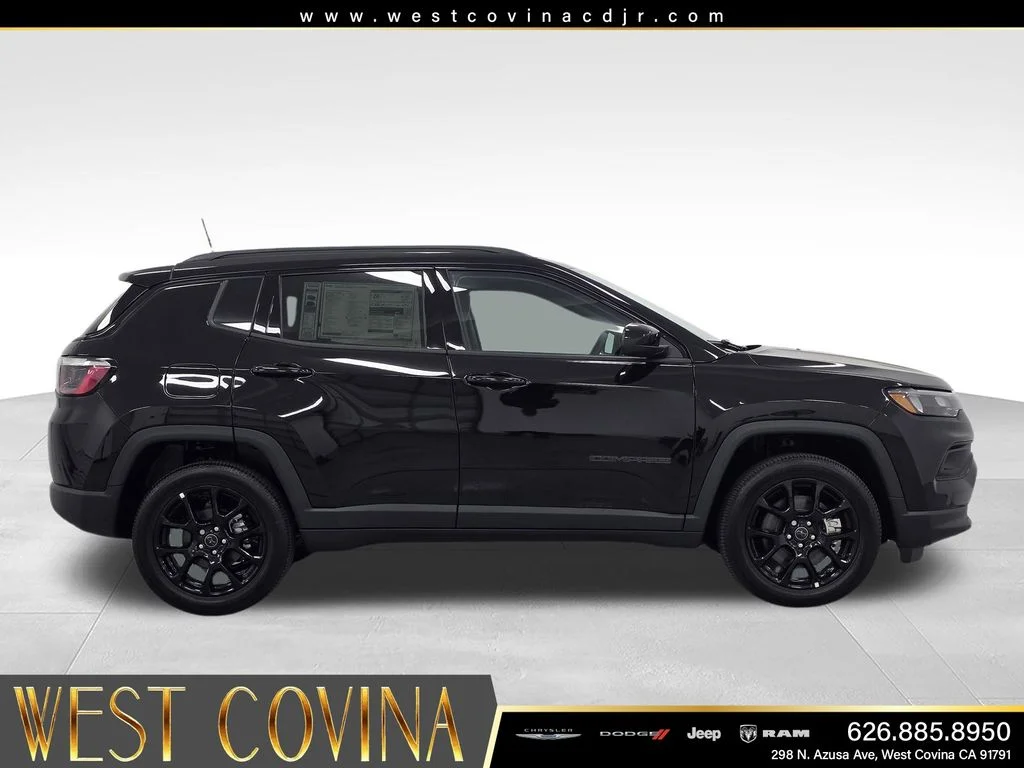 New 2026 Diamond Black Crystal Pearl-Coat Exterior Paint Jeep Latitude image 4