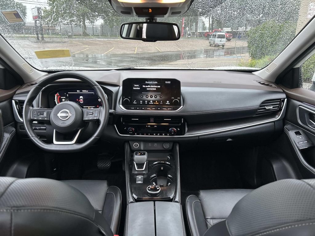 Used 2023 White Nissan Platinum image 21