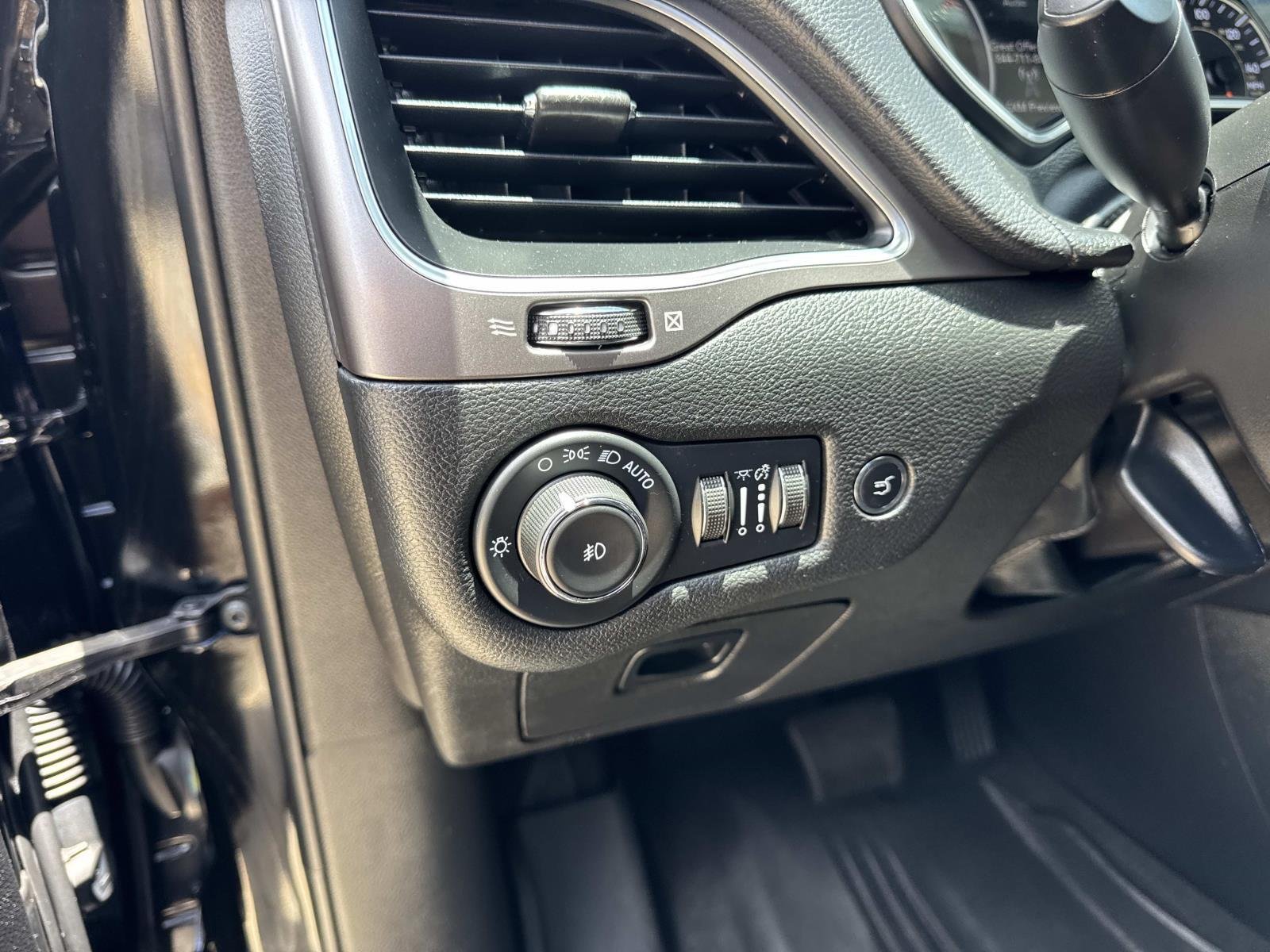 Used 2022 Diamond Black Crystal Pearlcoat Jeep Latitude Lux image 21