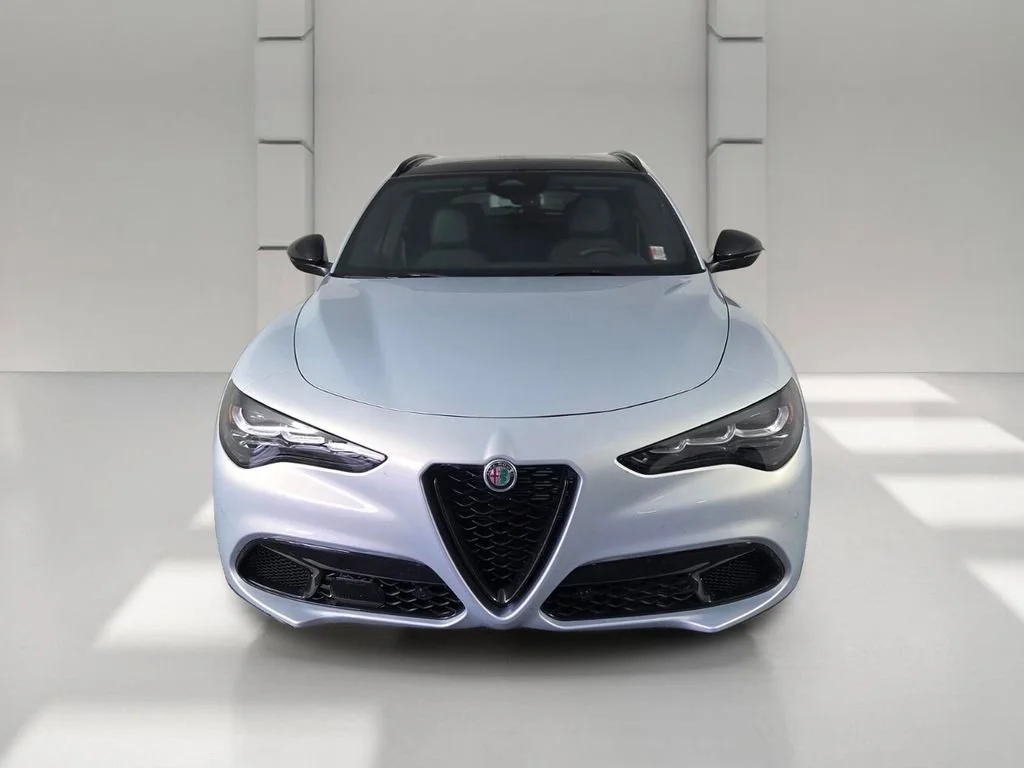 New 2026 Moonlight Gray Metallic Alfa Romeo Base image 3