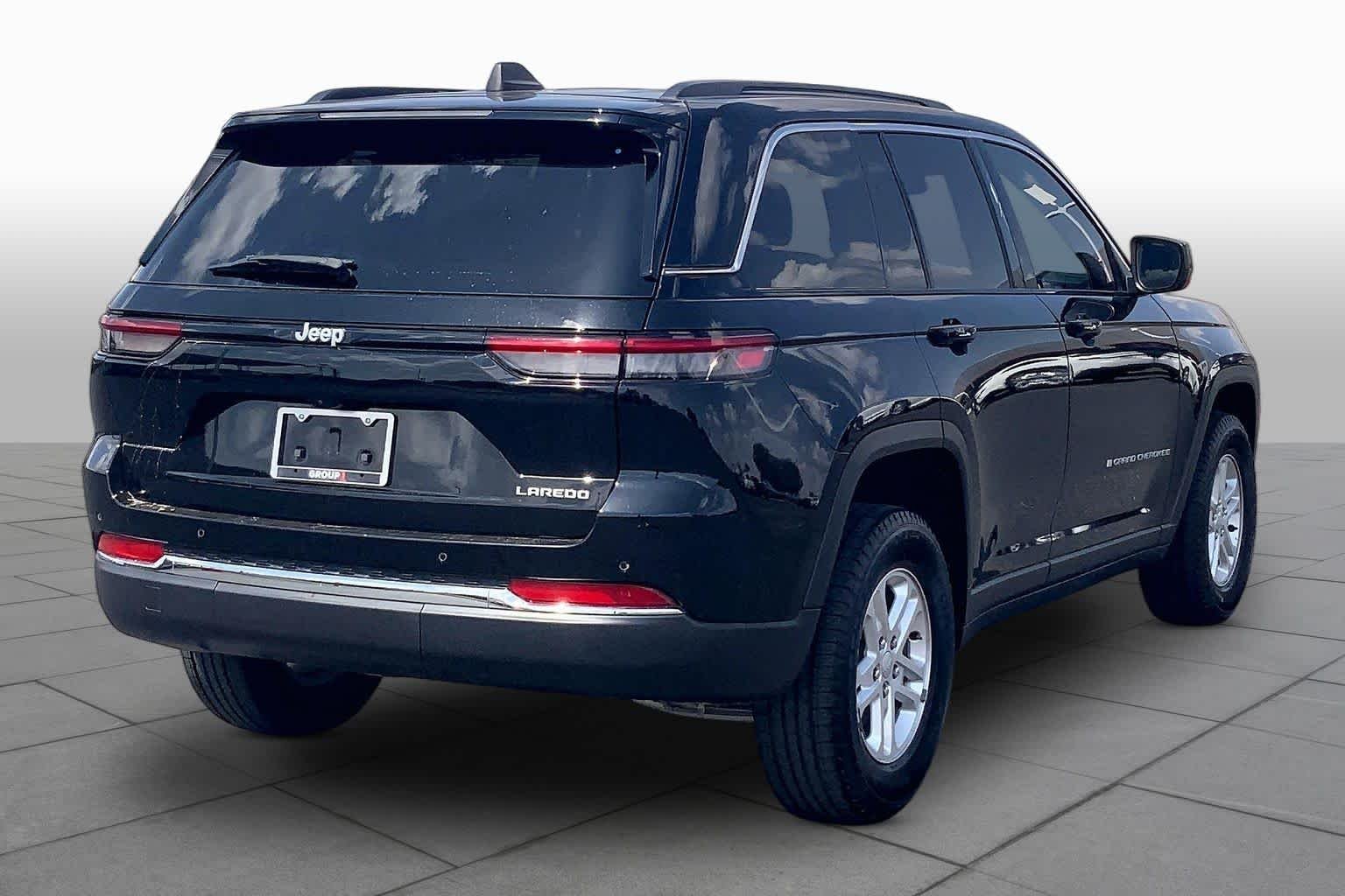 Used 2024 Diamond Black Crystal Pearlcoat Jeep Laredo image 13
