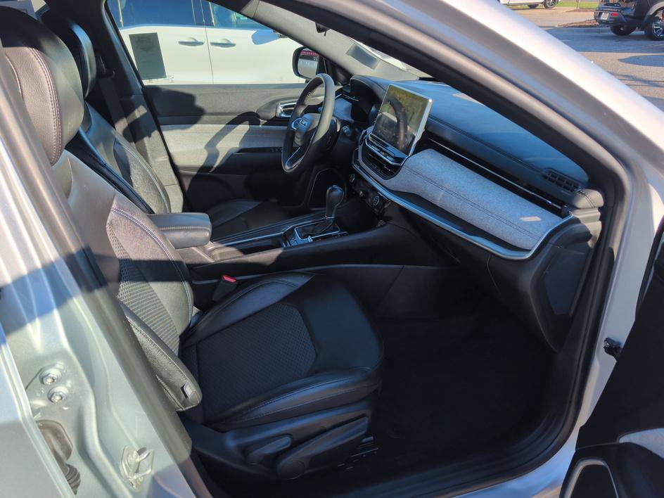 Used 2024 Silver Zynith Metallic Clearcoat Jeep Latitude image 12