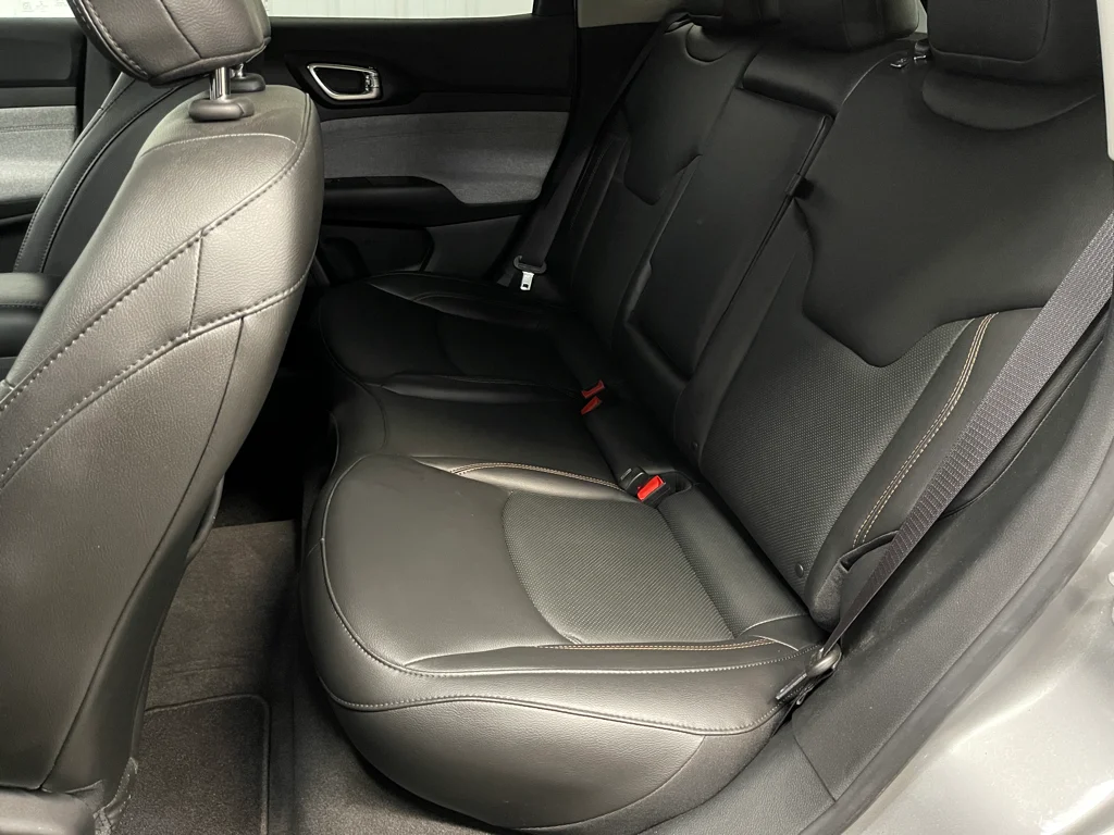 Used 2022 Silver Jeep Latitude Lux image 16