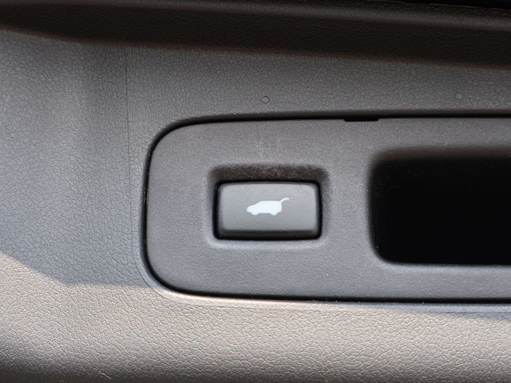 Used 2016  Honda Touring image 16