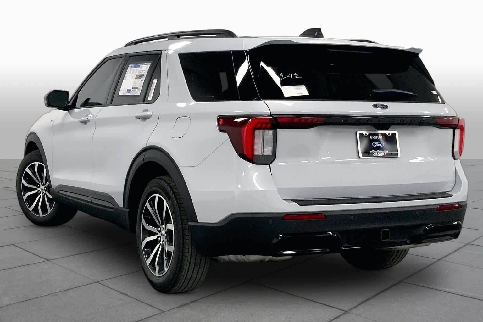 New 2026 Space White Metallic Ford ST-Line image 10