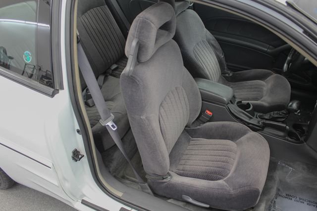 Used 2001 White Pontiac GT image 20