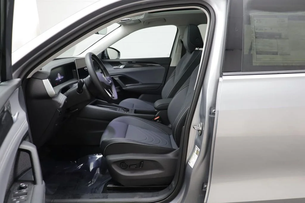 2026 Volkswagen Tiguan SE - Photo 6