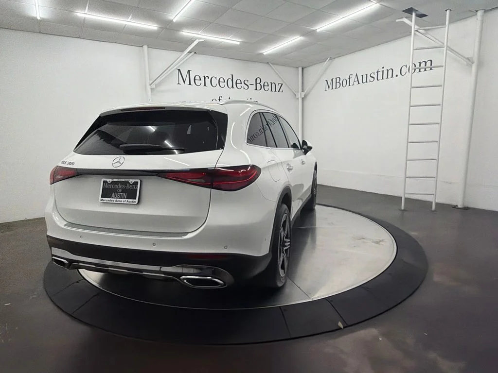 New 2027 White Mercedes-Benz GLC 300 image 7
