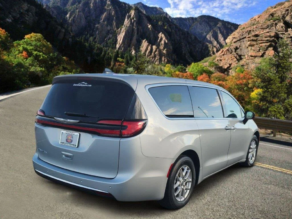 Used 2024 Silver Mist Clearcoat Chrysler Touring L image 3