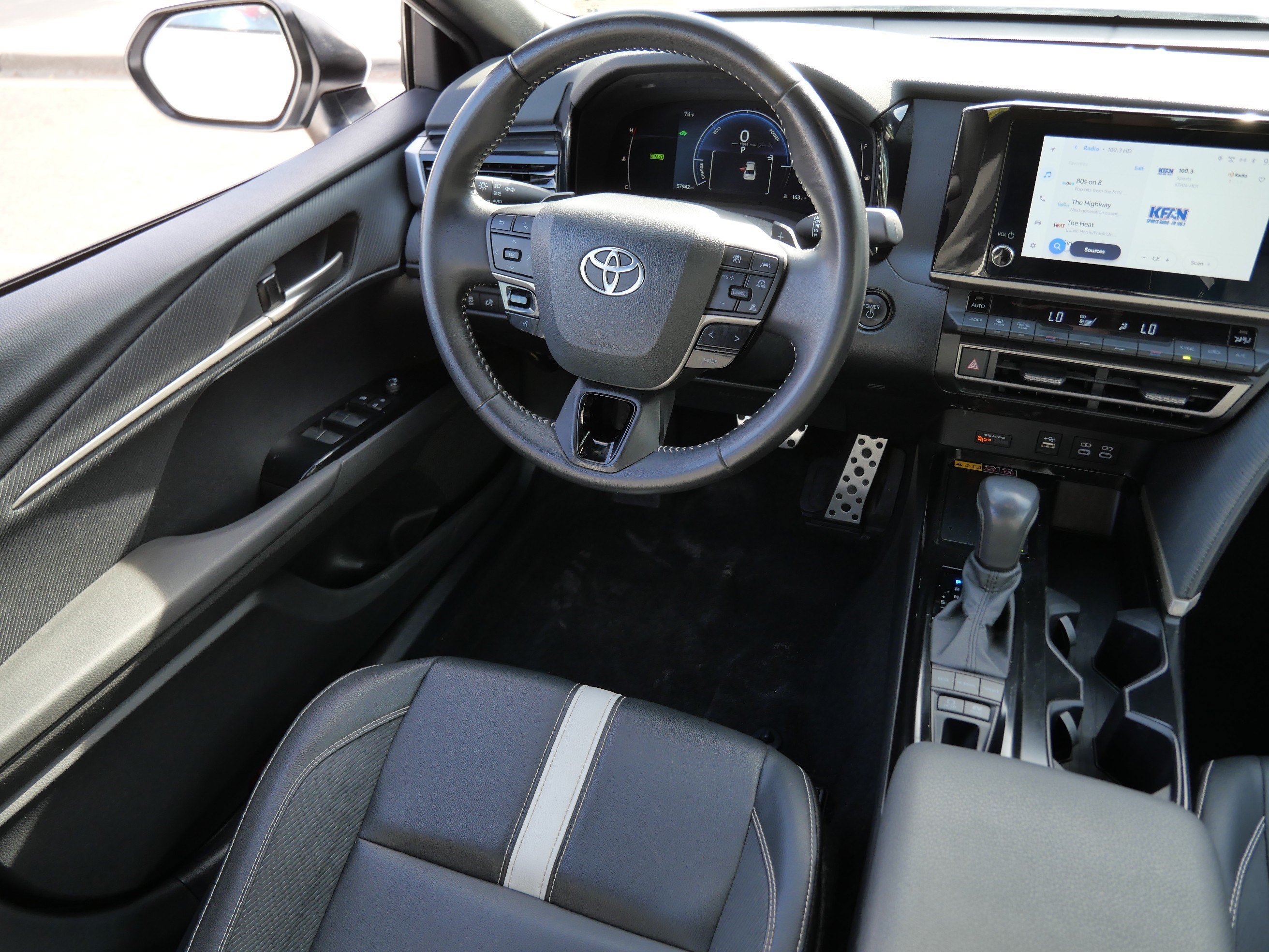 Used 2025 Ice Cap Toyota SE image 9
