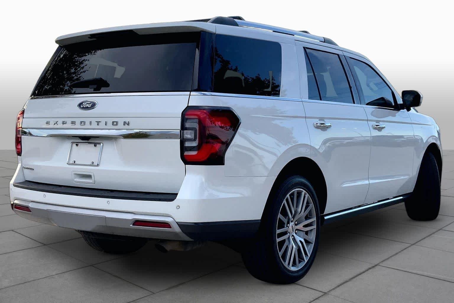 Used 2022 Star White Metallic Tri-Coat Ford Limited image 13