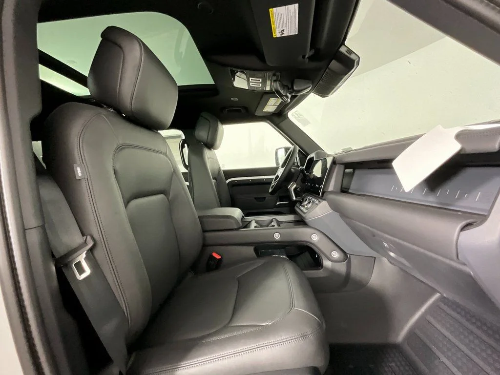 New 2026 Fuji White Land Rover X-Dynamic SE image 3