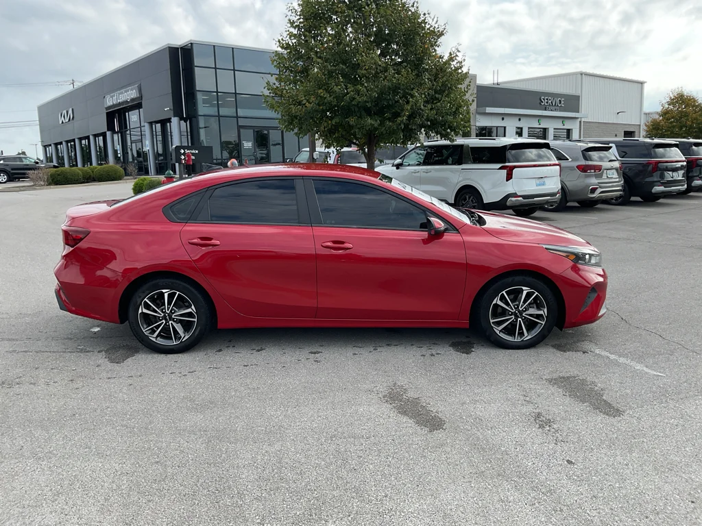 Used 2022 Currant Red Kia LXS image 10
