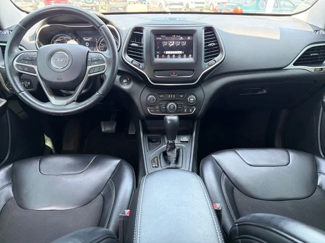 Used 2019 Black Jeep Latitude Plus image 9