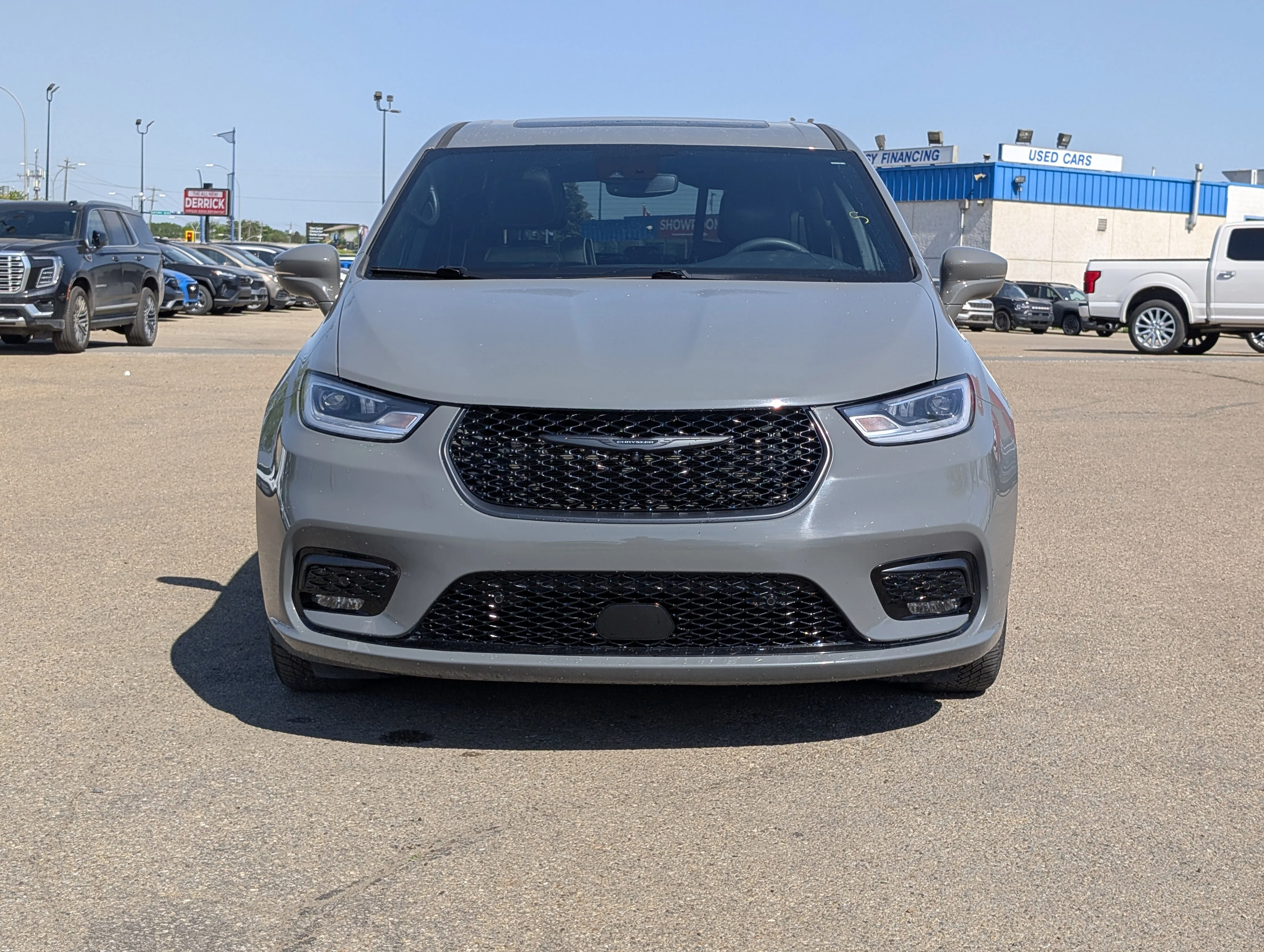Used 2022 Ceramic Grey Chrysler Limited image 10