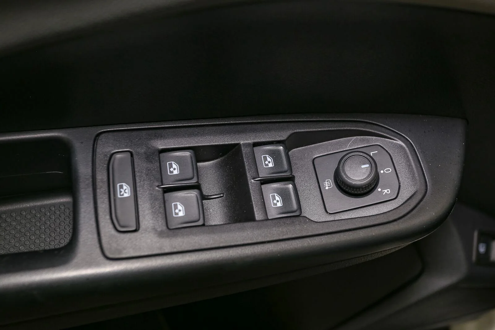 Used 2023 Pure White Volkswagen SE image 42