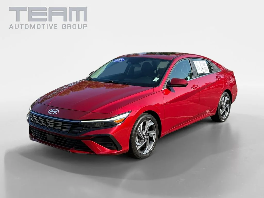 Used 2025 Red Hyundai SEL Convenience image 3