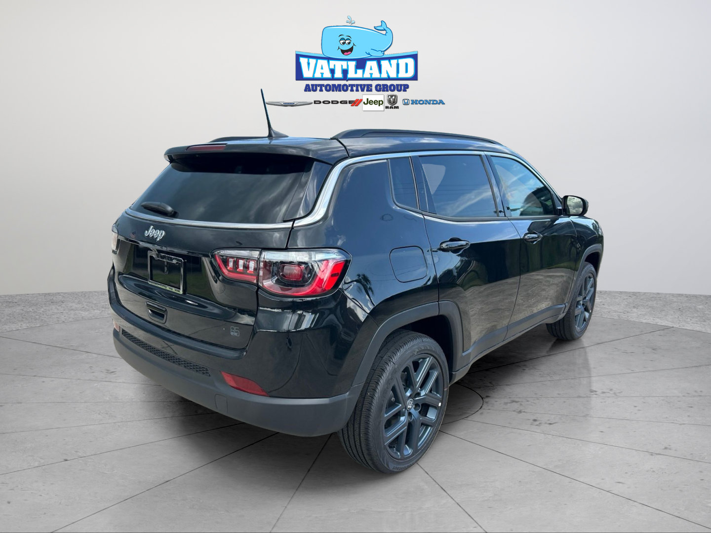 New 2026 Diamond Black Crystal Pearl-Coat Exterior Paint Jeep Latitude image 5