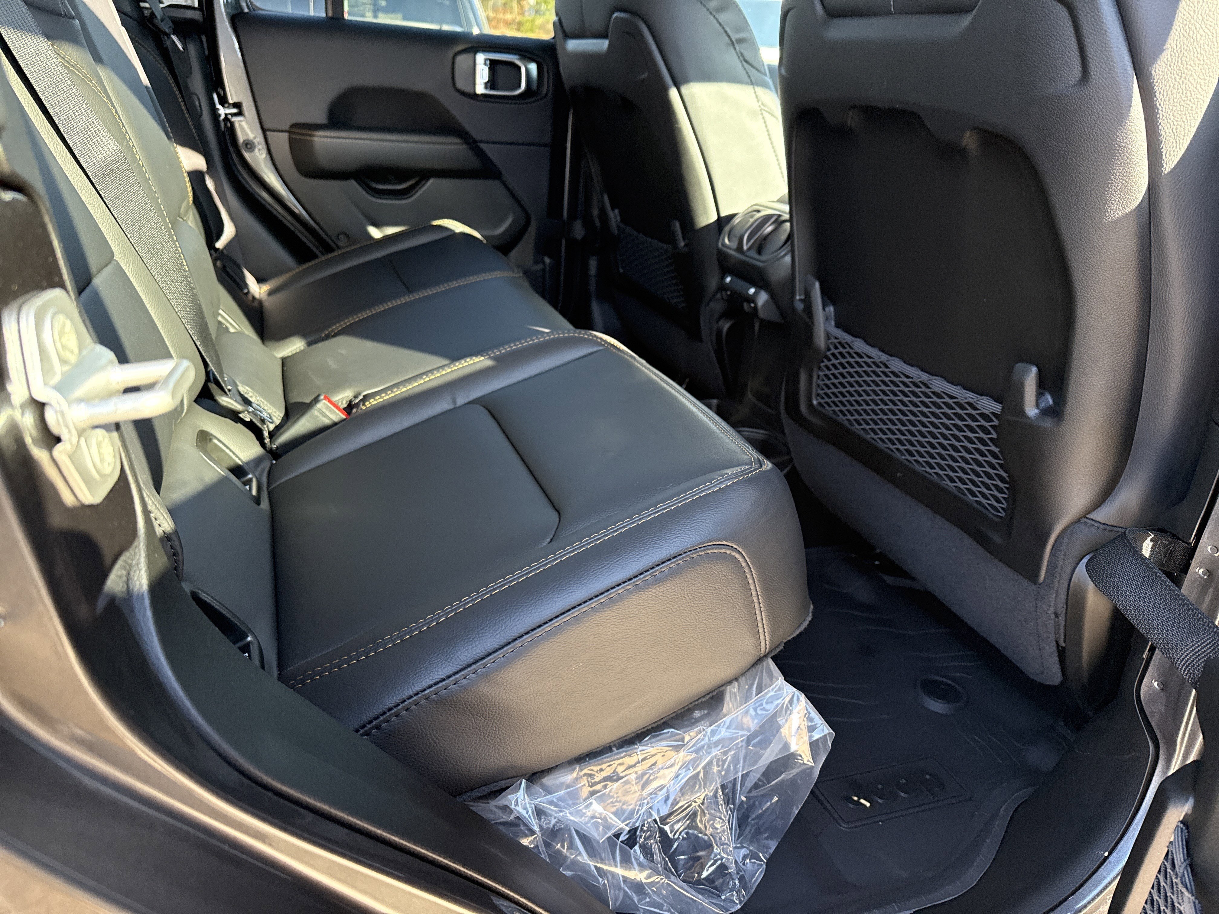 New 2026 Granite Crystal Metallic Clearcoat Jeep Sahara image 17