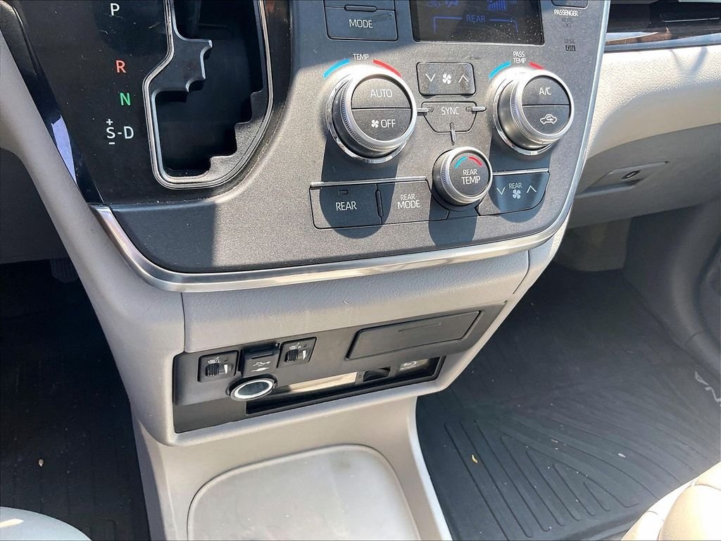 Used 2018 Beige Toyota XLE Premium image 27
