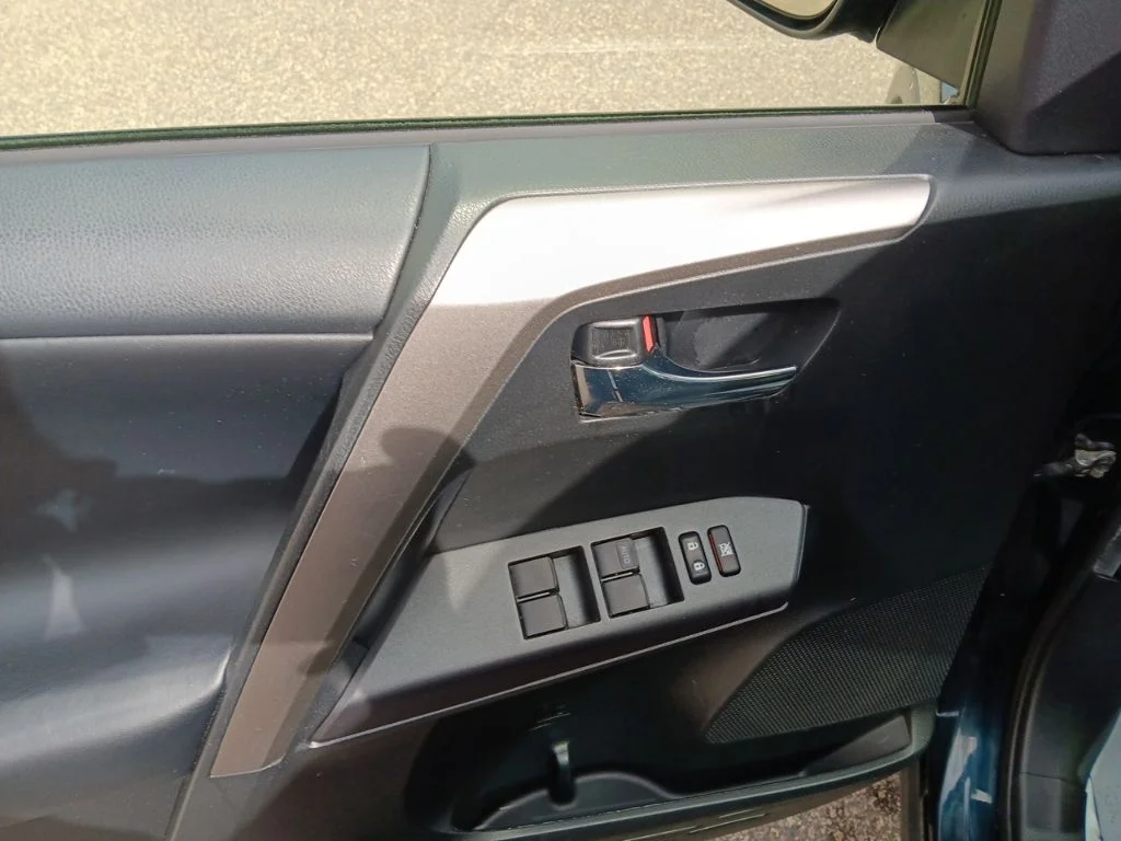 Used 2018 Galactic Aqua Mica Toyota XLE image 16