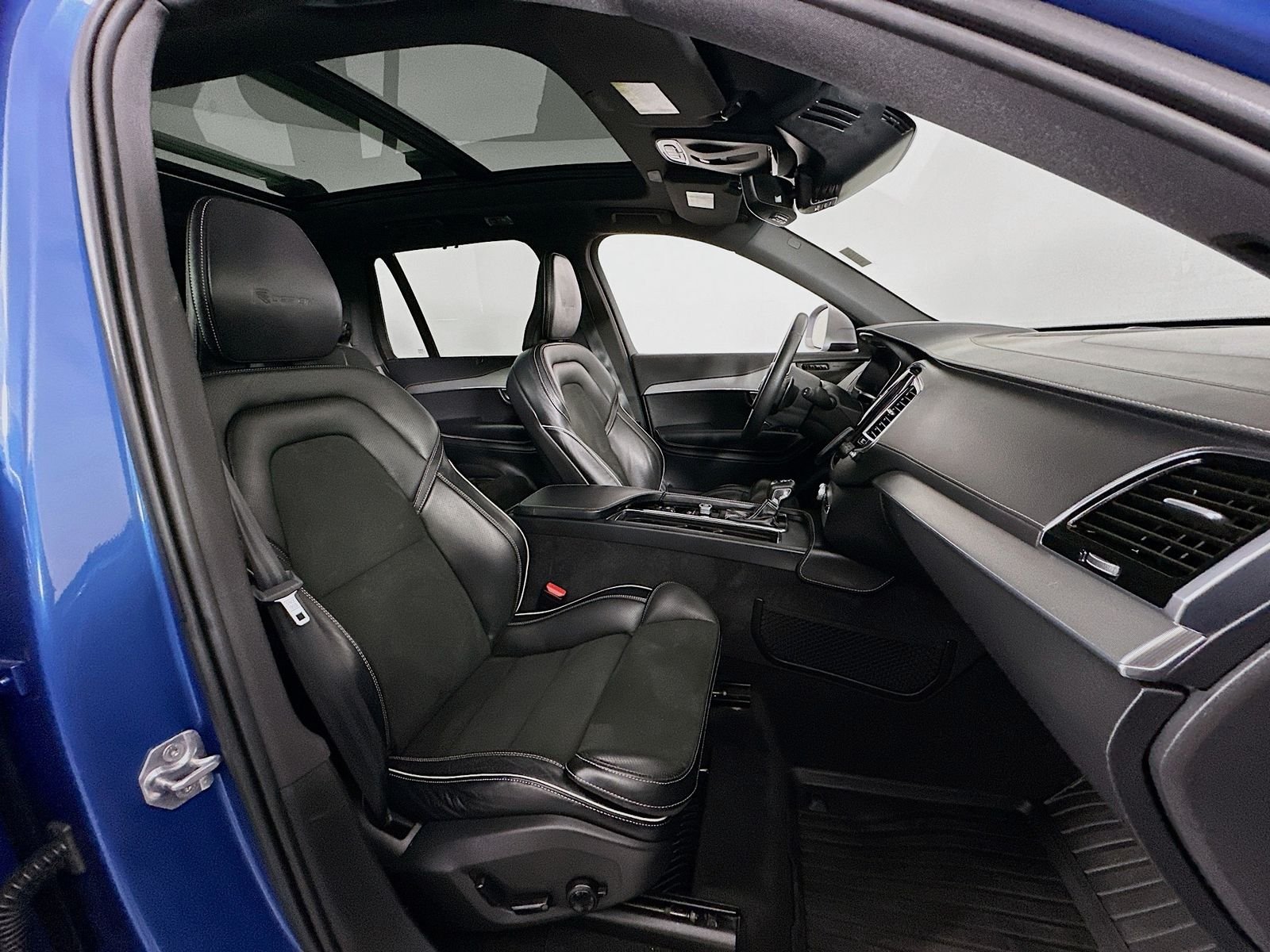 Used 2019 Blue Metallic Volvo T6 R-Design image 31