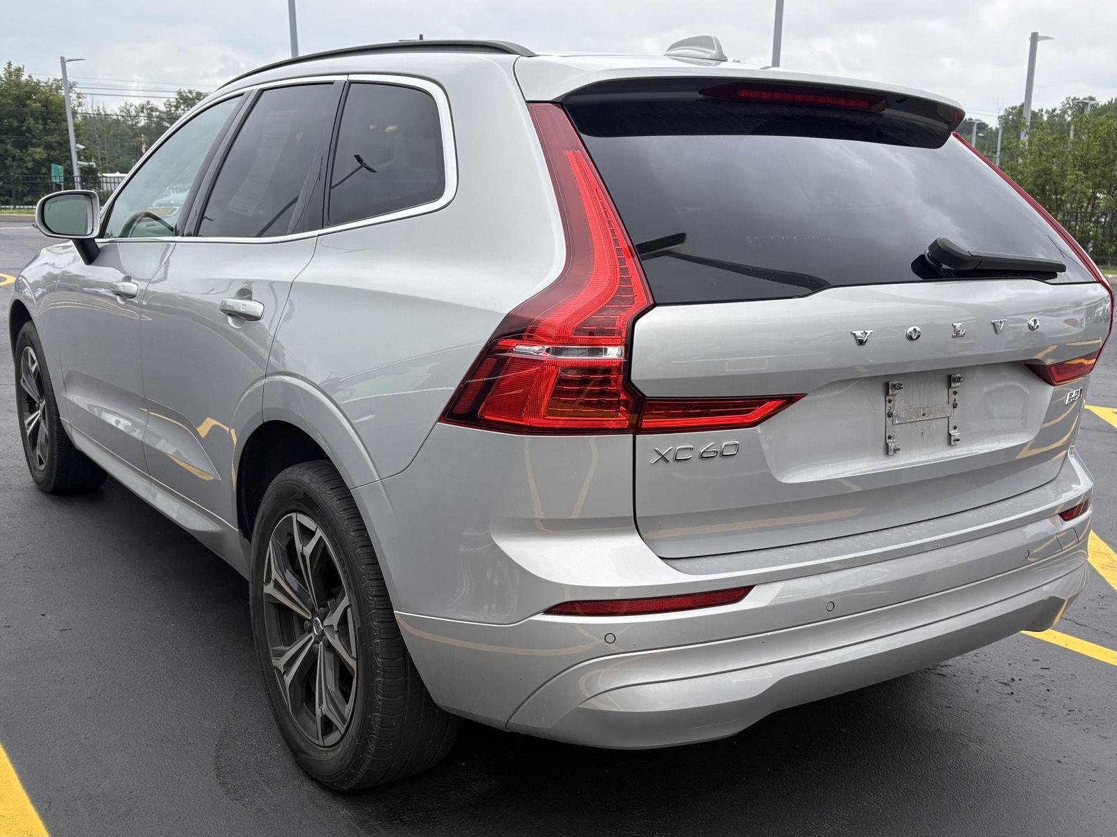 Used 2022 Silver Dawn Metallic Volvo Momentum image 6