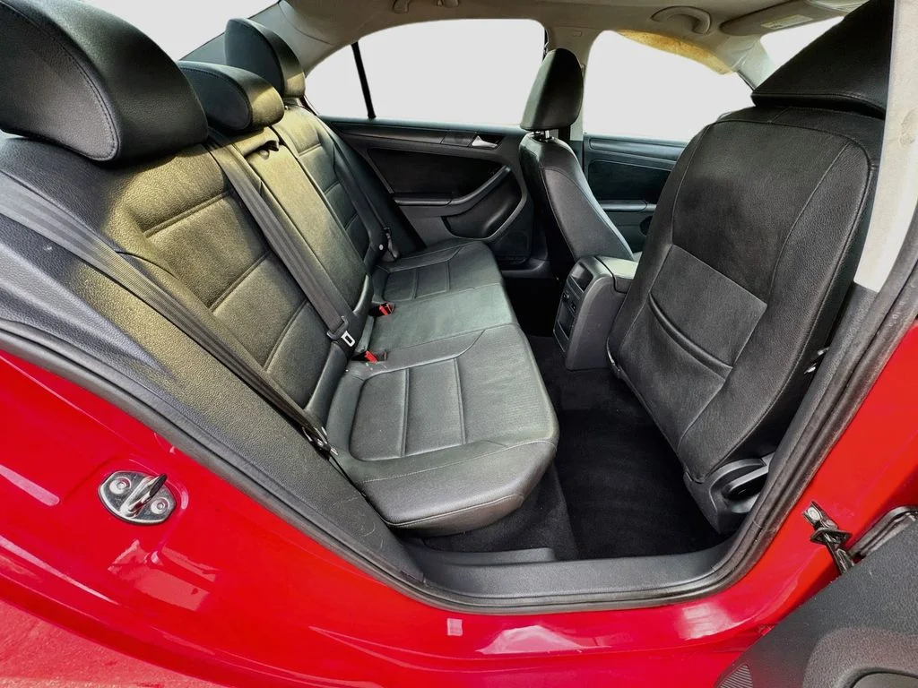 Used 2012 Red Volkswagen 2.5L SE image 30