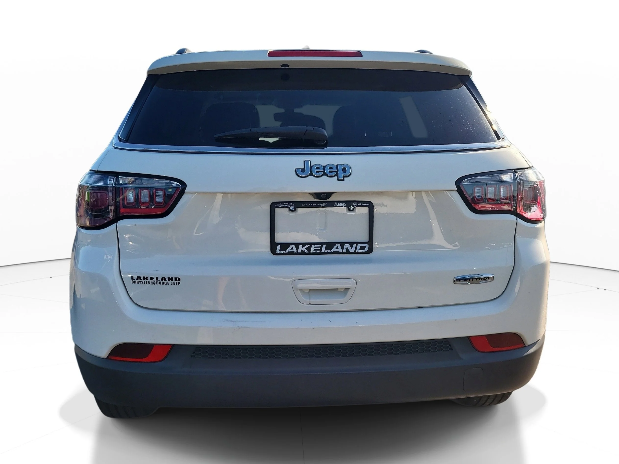 Used 2020 White Clearcoat Jeep Latitude image 5