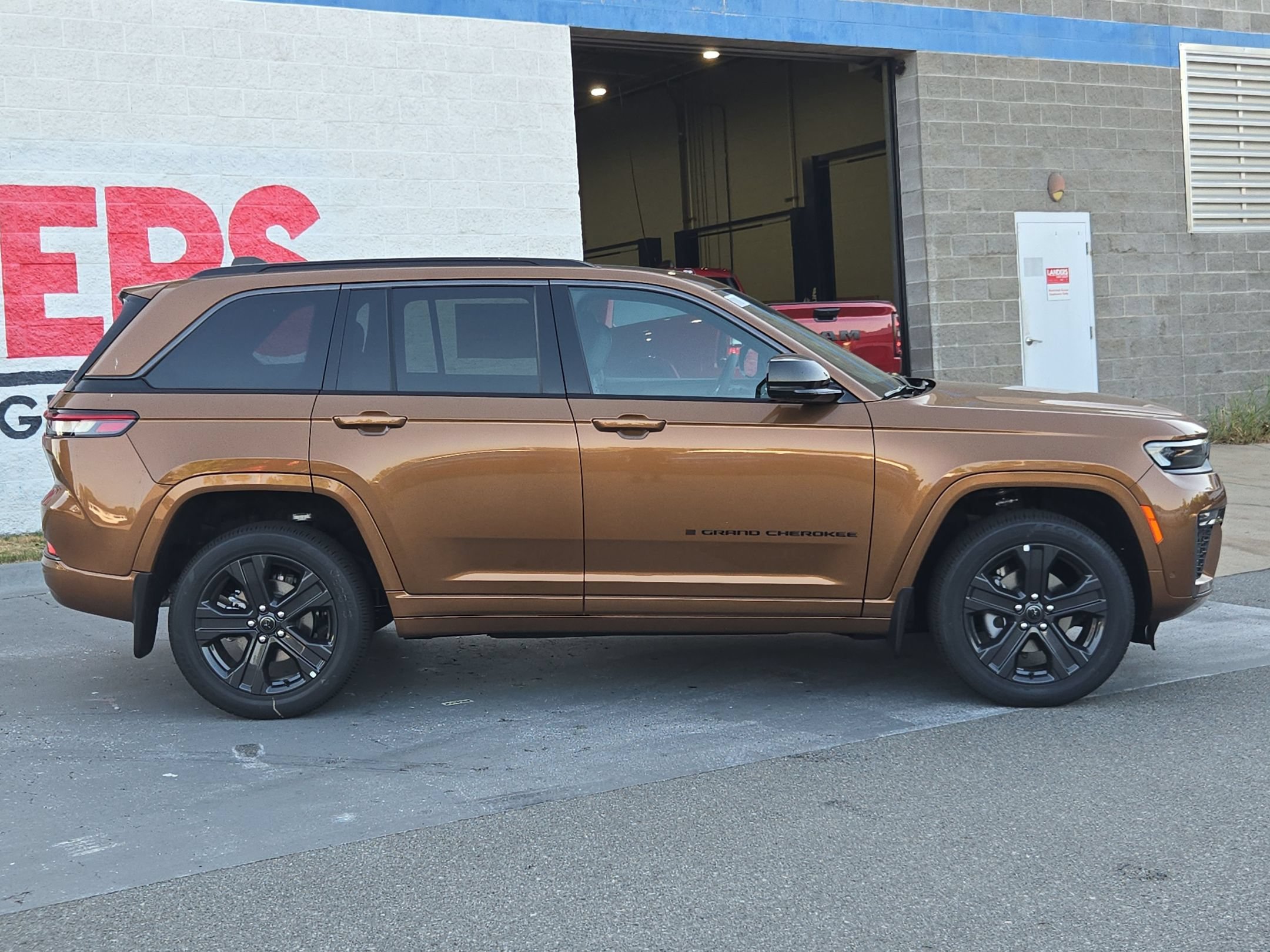 New 2027 Copper Shino Metallic Clear-Coat Paint Jeep Limited Reserve image 8