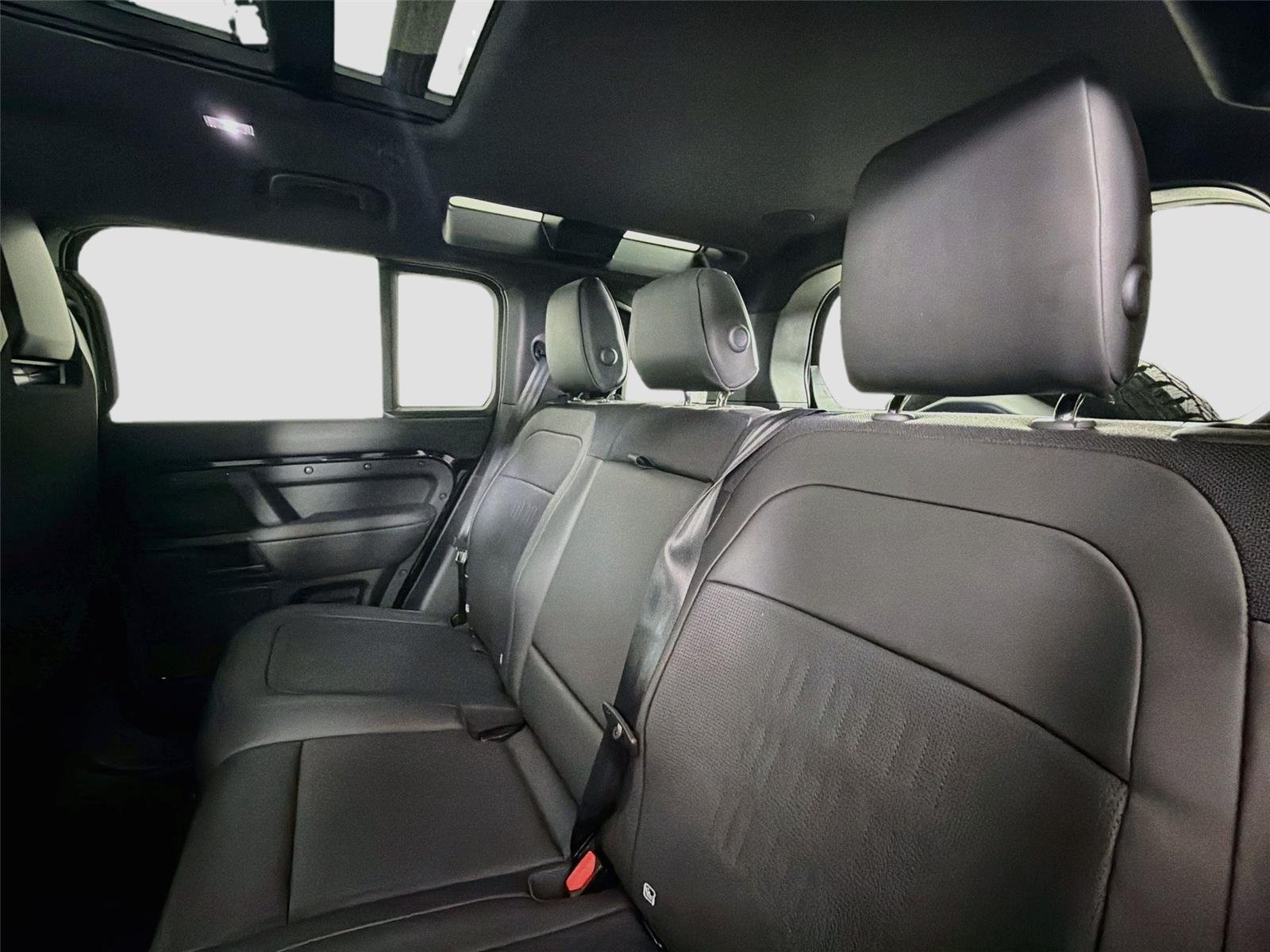 New 2026 Narvik Black Land Rover OCTA image 26