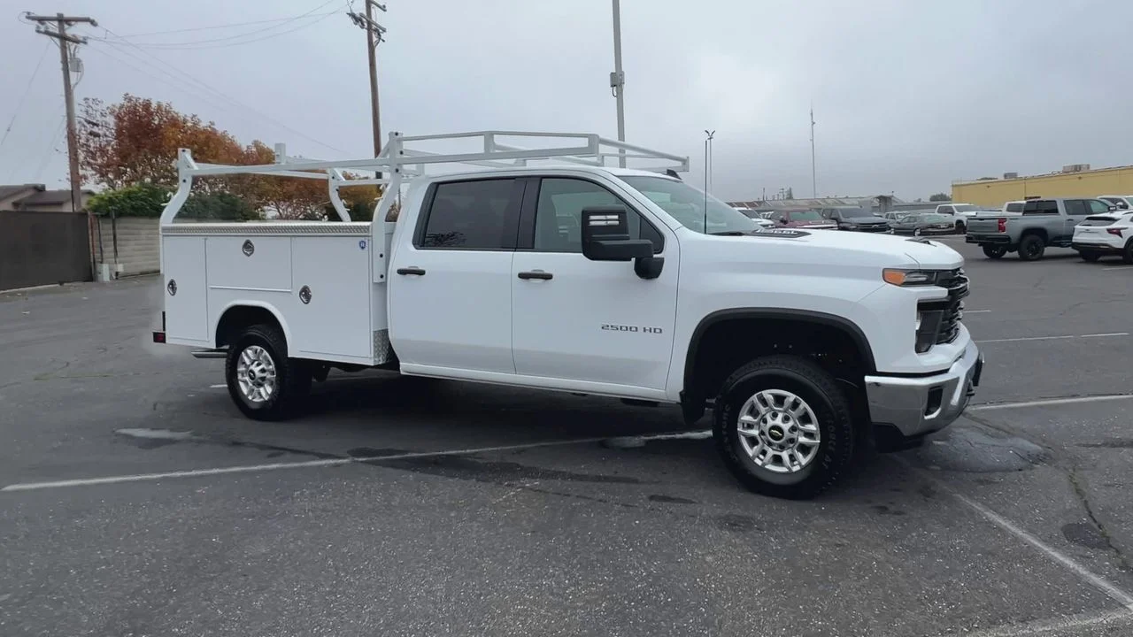 New 2026 Summit White Chevrolet WT image 37