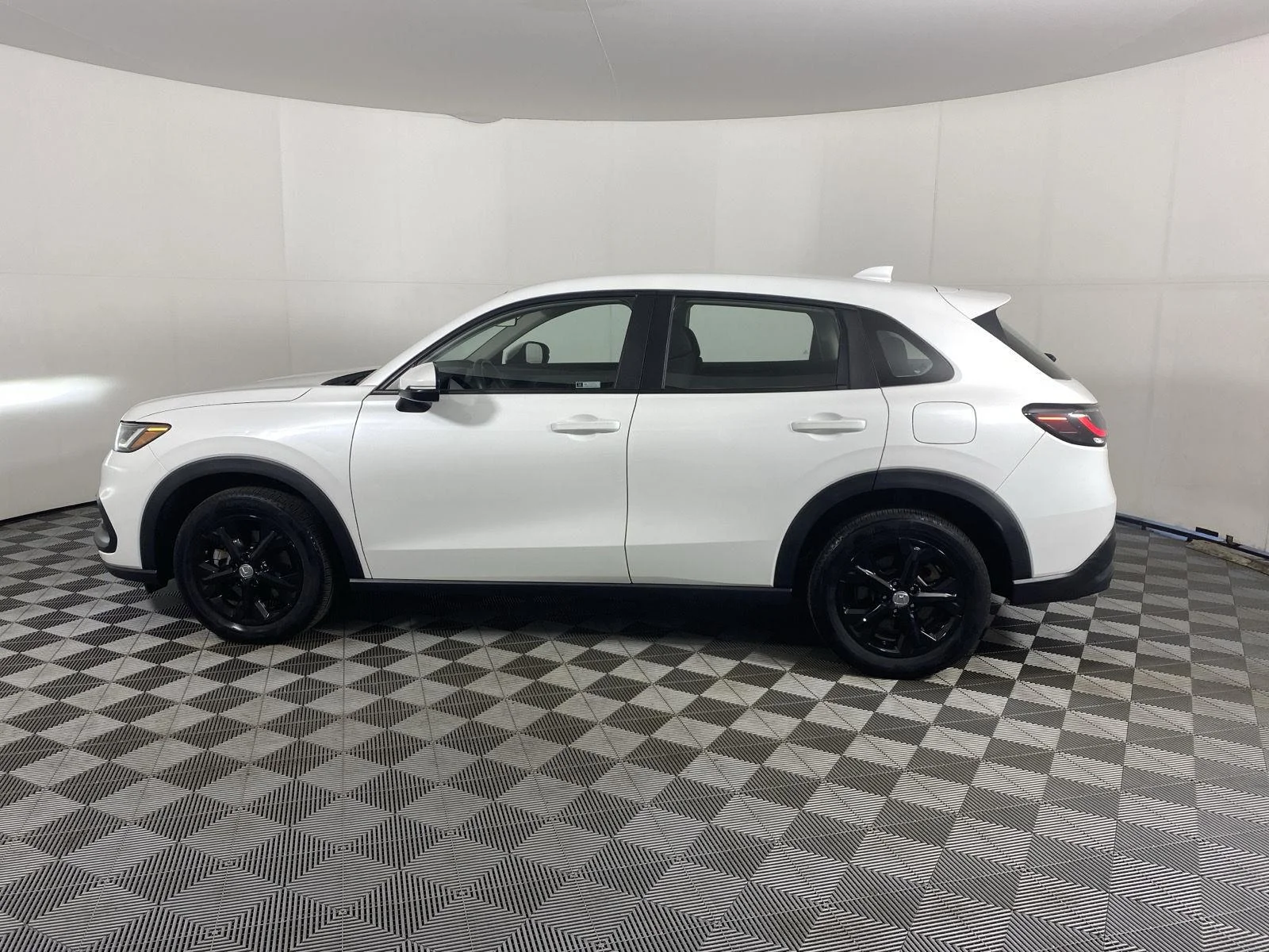 Used 2024 Platinum White Pearl Honda LX image 4