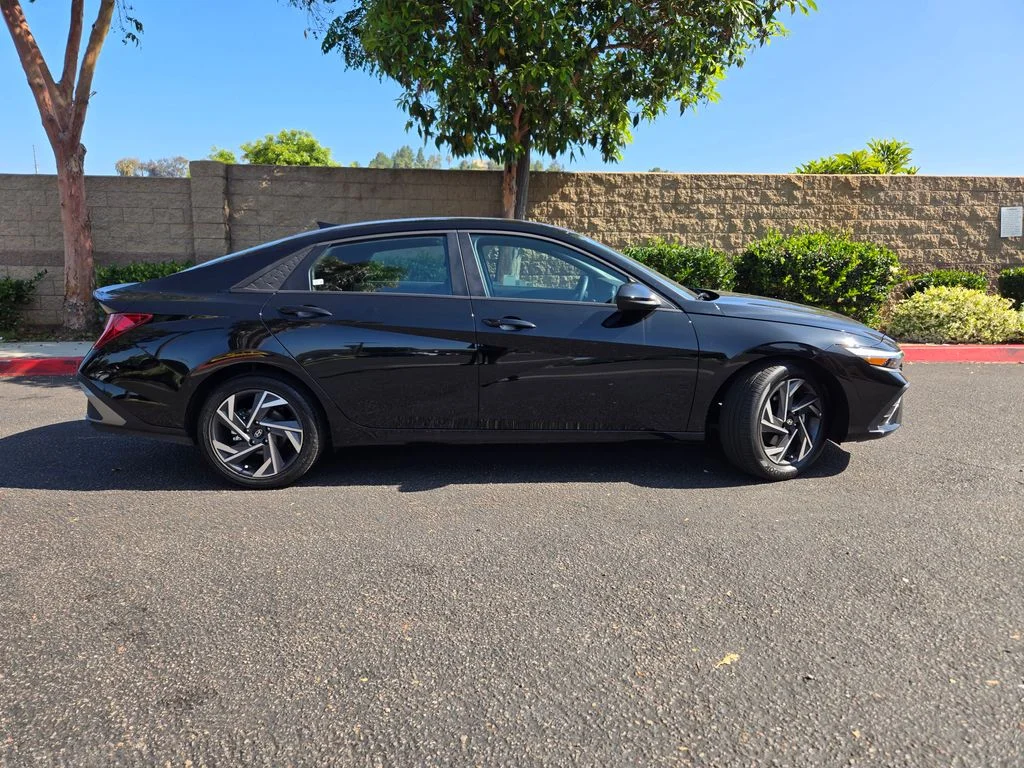 Used 2025 Black Hyundai SEL Sport image 8