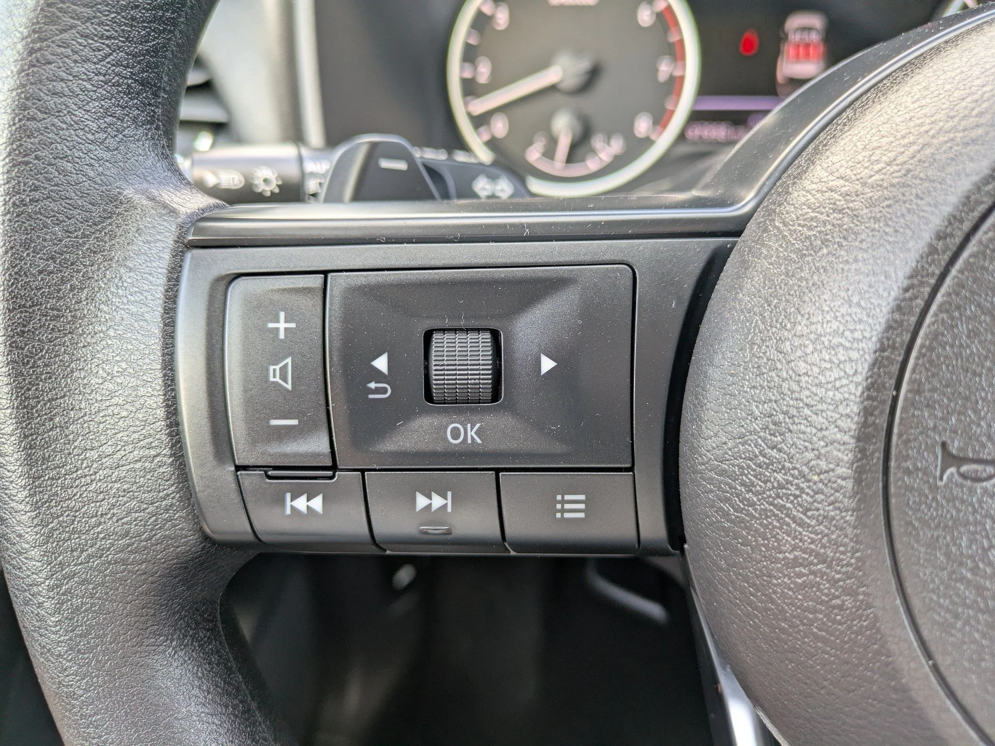 Used 2024 Everest White Pearl Nissan SV image 24