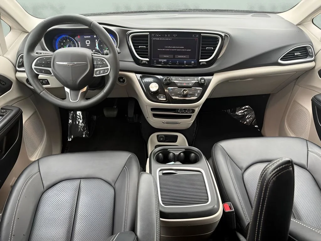 Used 2024 Silver Chrysler Touring L image 19