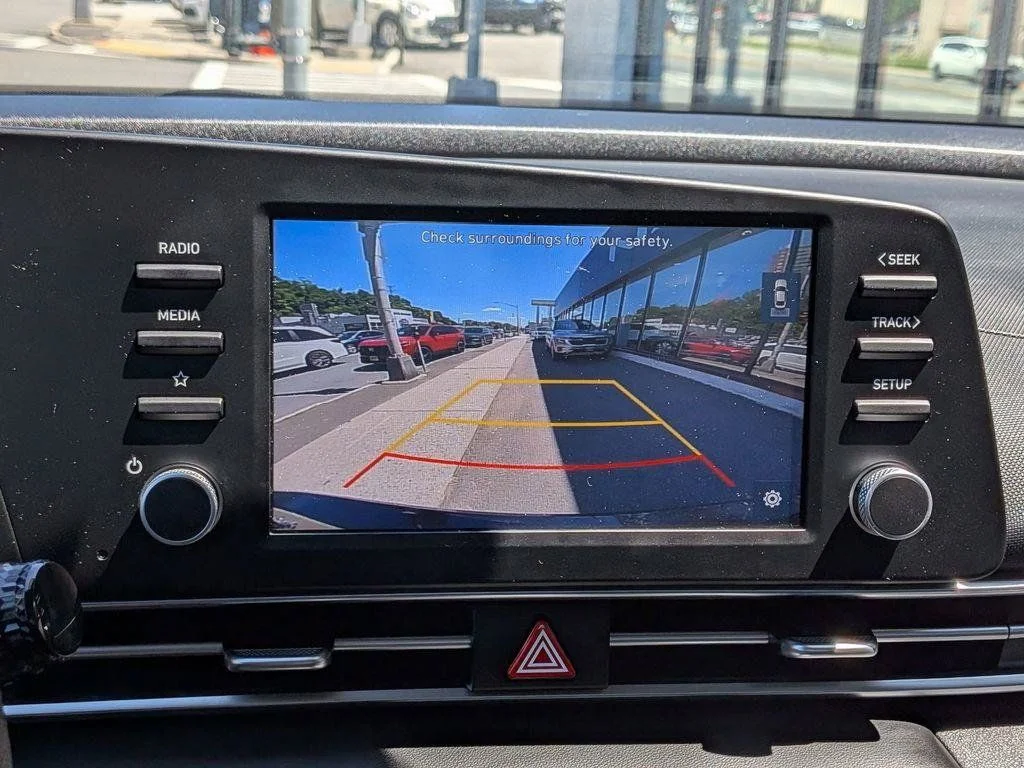 Used 2022 Black Hyundai SE image 18