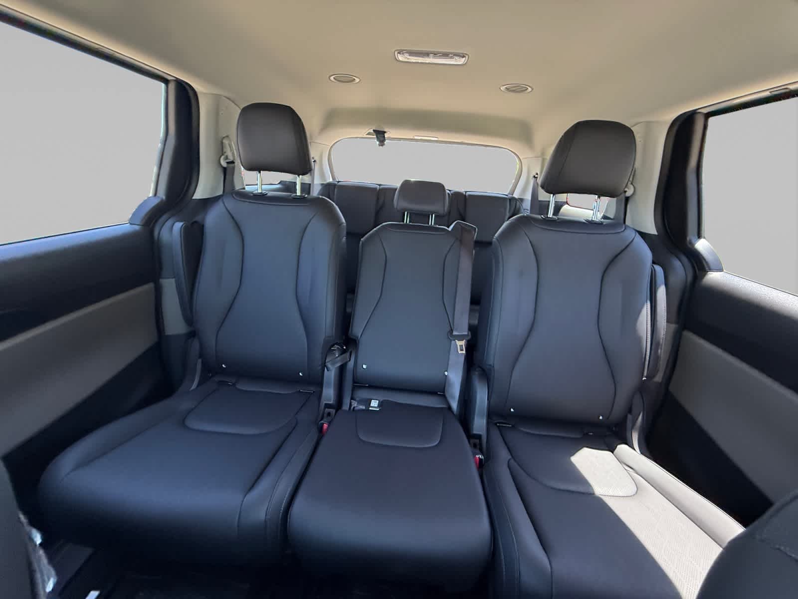 New 2026 Snow White Pearl Kia LXS image 21