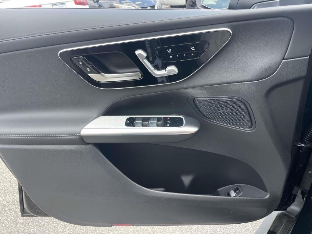 New 2026 2040/Black Mercedes-Benz GLC 300 image 29