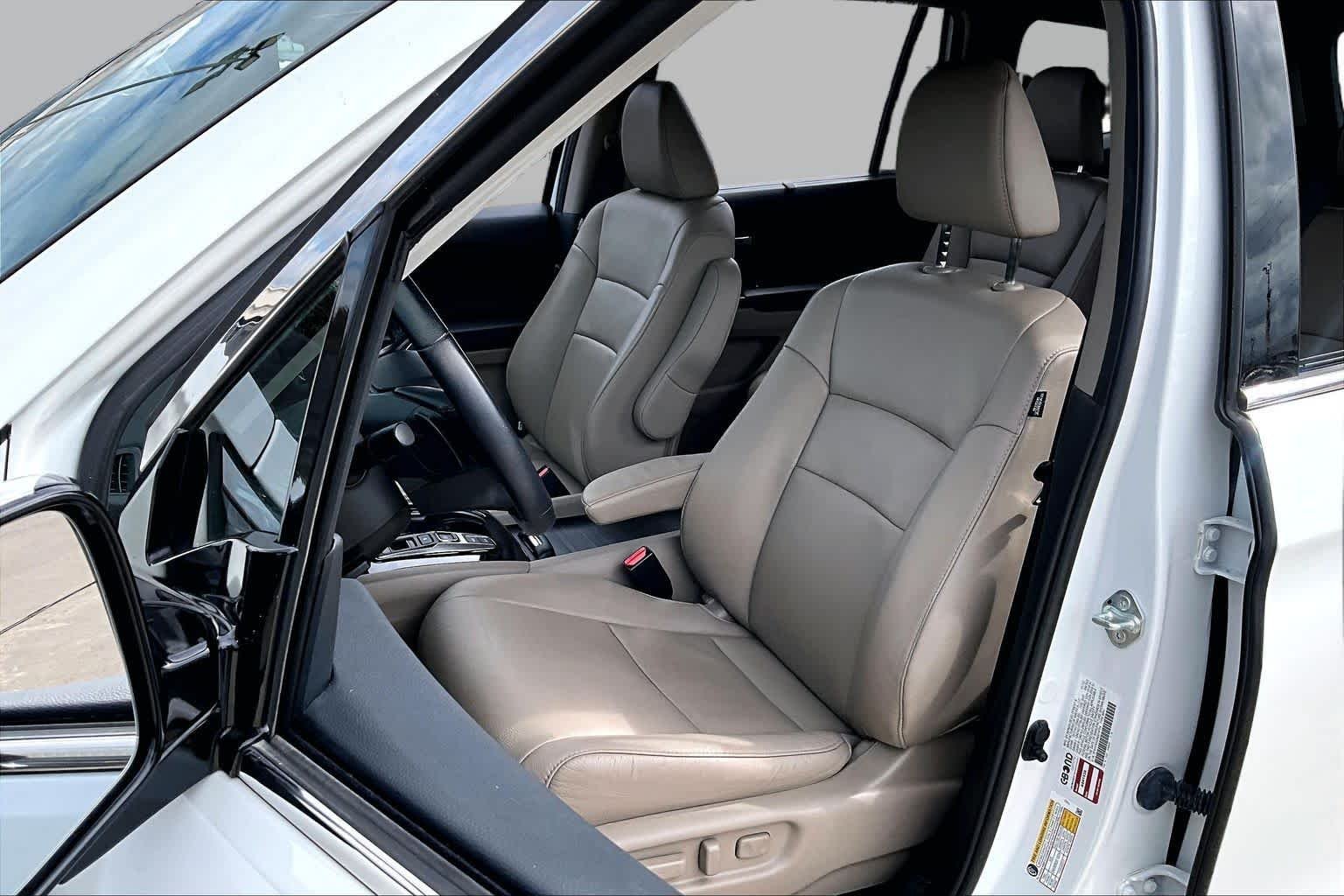 Used 2022 Platinum White Pearl Honda Touring 8-Passenger image 8